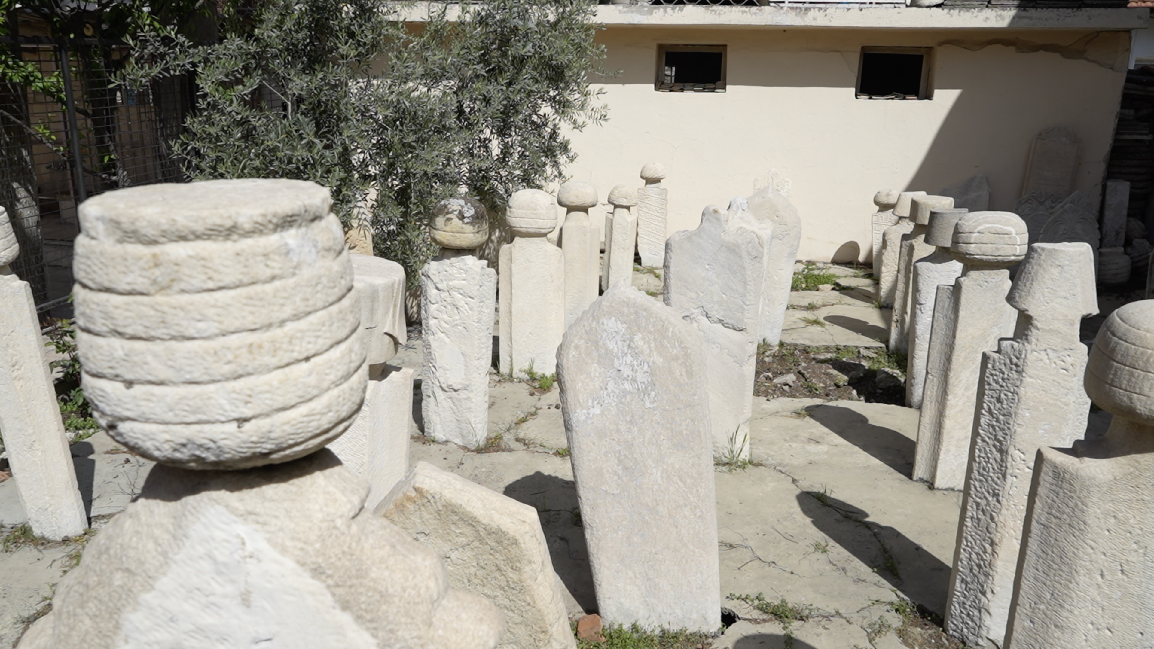 Manisa Akhisar’da Gizemli Miras Ulu Cami’nin Mezar Taşları Yüzyılların Izini Taşıyor (2)