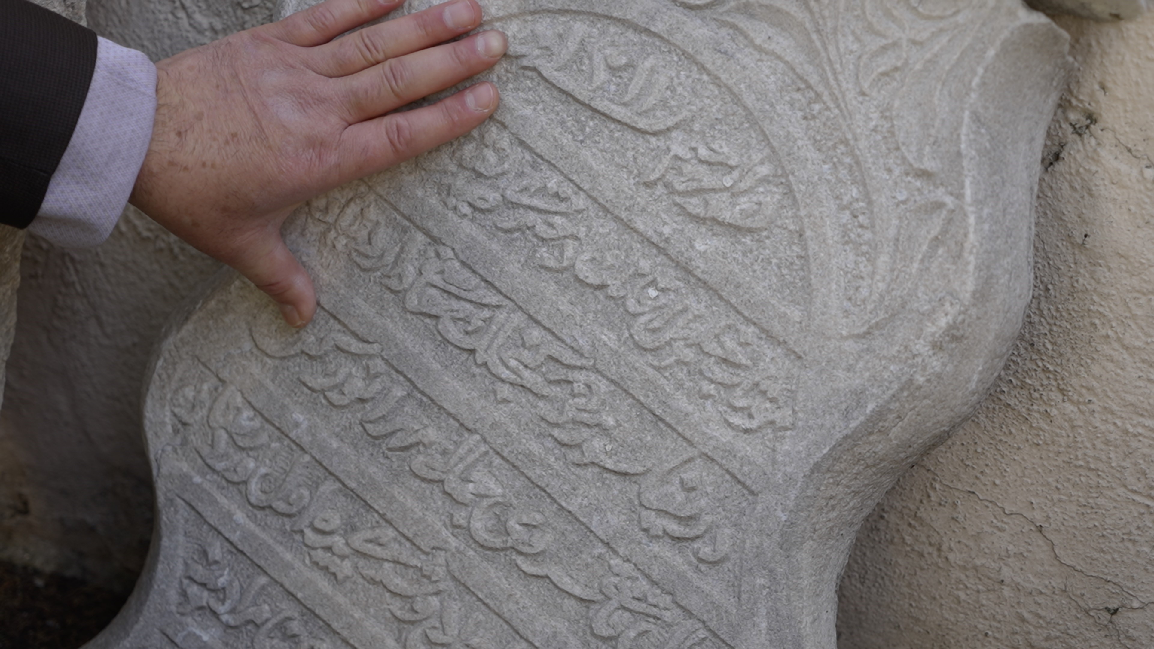 Manisa Akhisar’da Gizemli Miras Ulu Cami’nin Mezar Taşları Yüzyılların Izini Taşıyor (4)