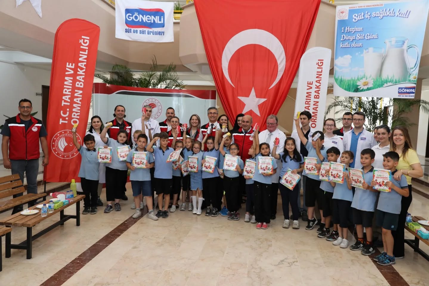 Manisa’da Süt Gibi Etkinlik Dünya Süt Günü’nde Öğrencilere Sürpriz (2)