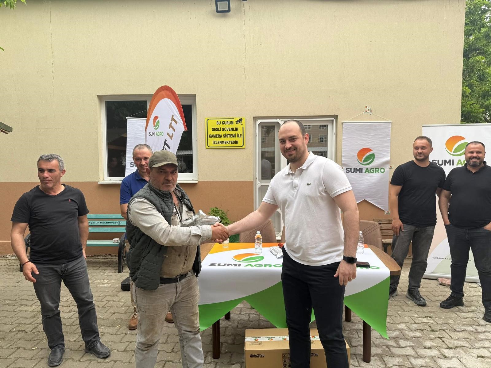 Sarıgöl'de Unlubit Zararlısına Karşı Feromon Tuzakları Dağıtıldı (2)