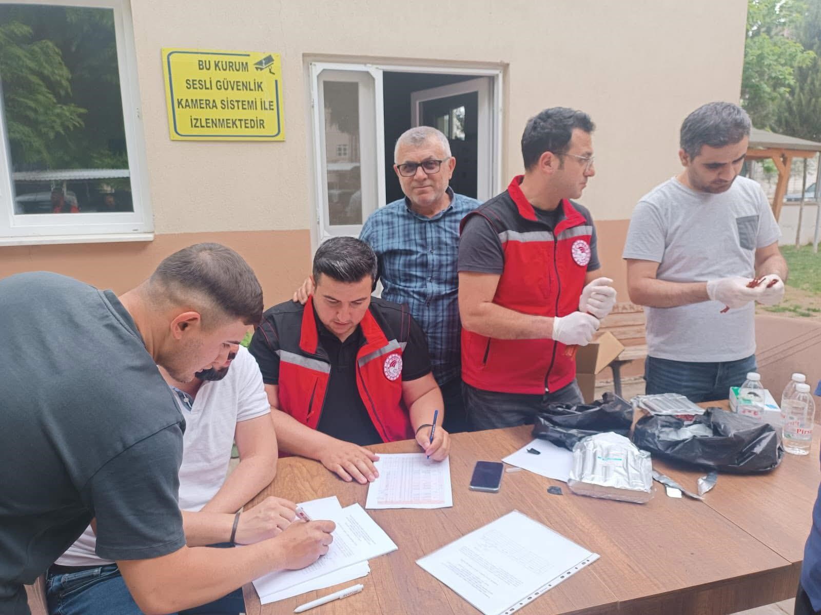 Sarıgöl'de Unlubit Zararlısına Karşı Feromon Tuzakları Dağıtıldı (3)