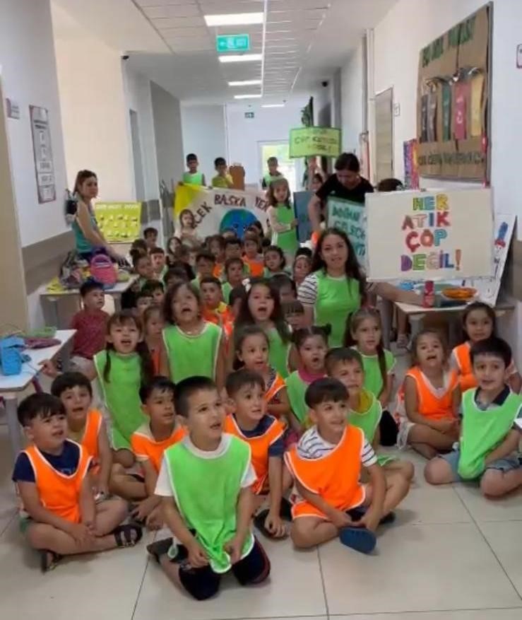 Alaşehir'de Minikler Çevre Için Oturdu (3)