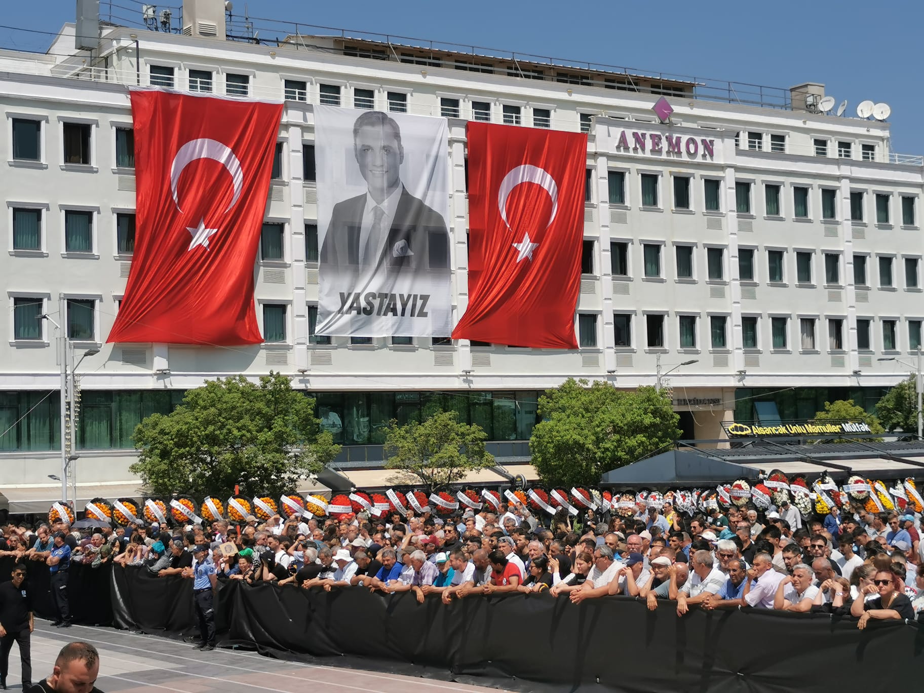 Ferdi Zeyrek’in Cenazesinde Trt’ye Tepki Trt Dışarı! Sloganları Yükseldi (2)