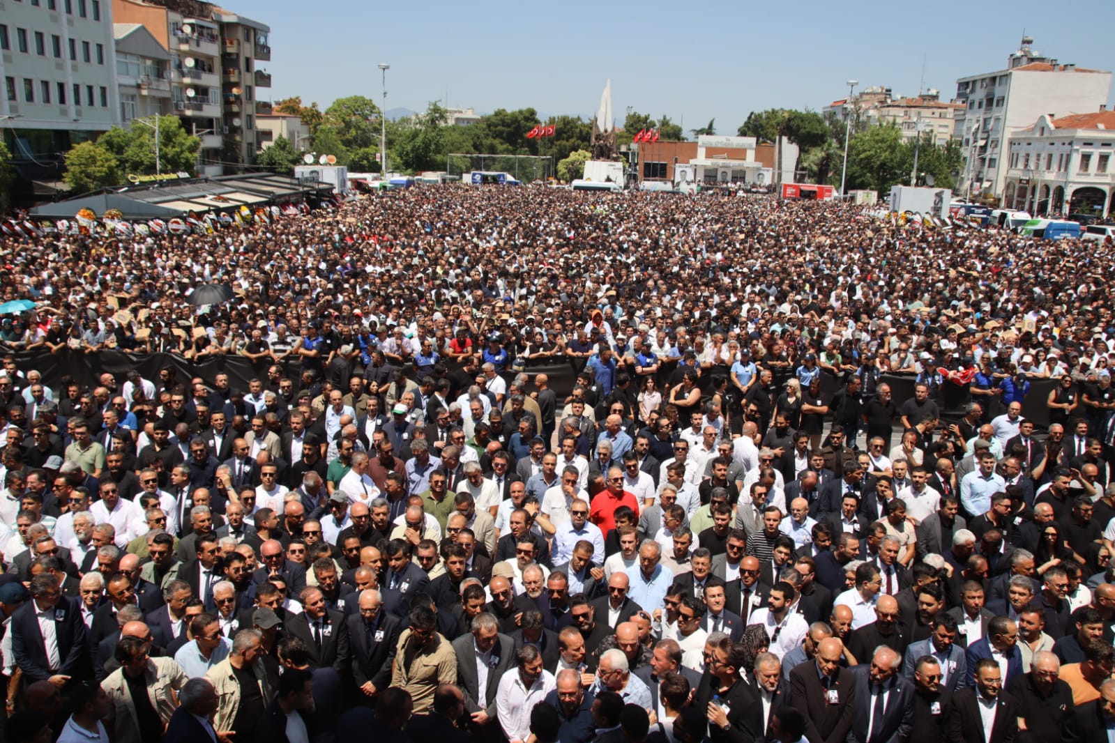 Ferdi Zeyrek’in Naaşı Son Yolculuğuna Uğurlanıyor Manisa Sokaklarında Sessizlik Ve Gözyaşı (1)-1