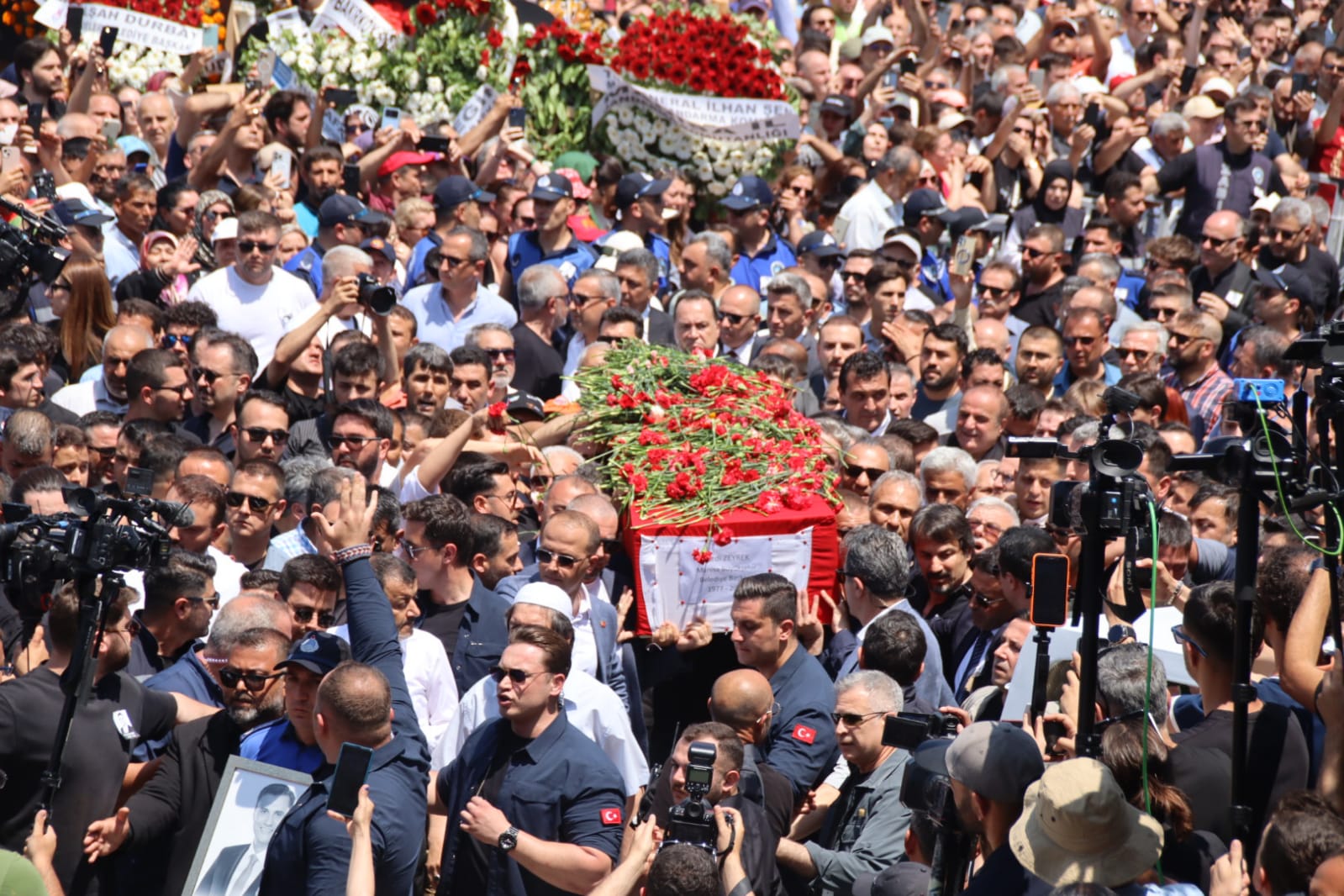 Ferdi Zeyrek’in Naaşı Son Yolculuğuna Uğurlanıyor Manisa Sokaklarında Sessizlik Ve Gözyaşı (2)