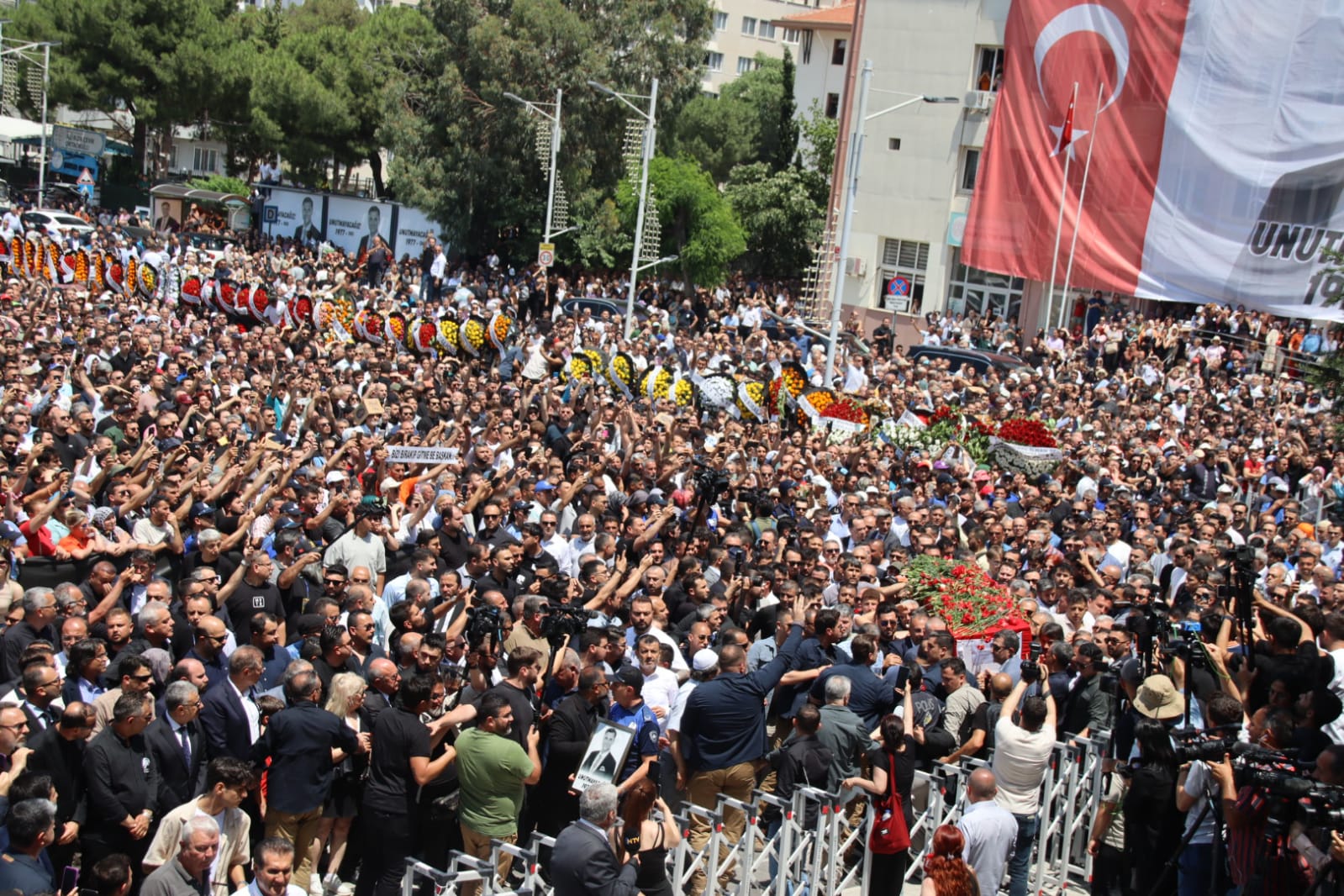 Ferdi Zeyrek’in Naaşı Son Yolculuğuna Uğurlanıyor Manisa Sokaklarında Sessizlik Ve Gözyaşı (3)