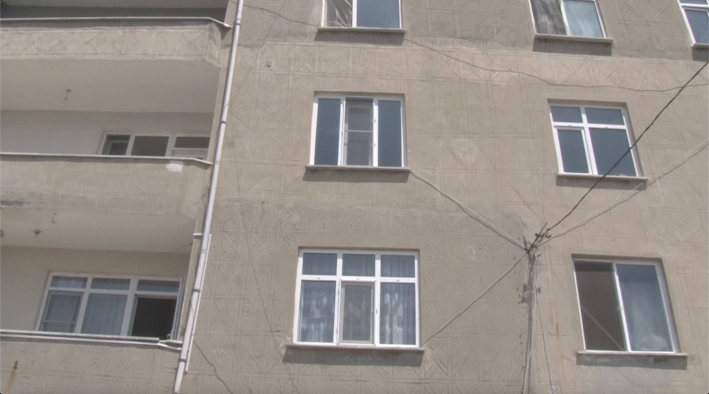 Kiracılar Isyanda! Ayakkabıları Kayboldu, Camlarına Taş Atıldı (1)