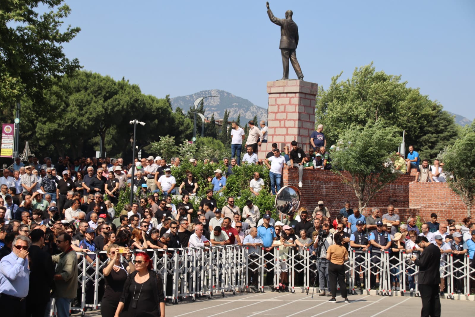 Manisa'da Hüzünlü Bekleyiş Ferdi Zeyrek’e Veda Töreni Için Toplanıldı (1)-1