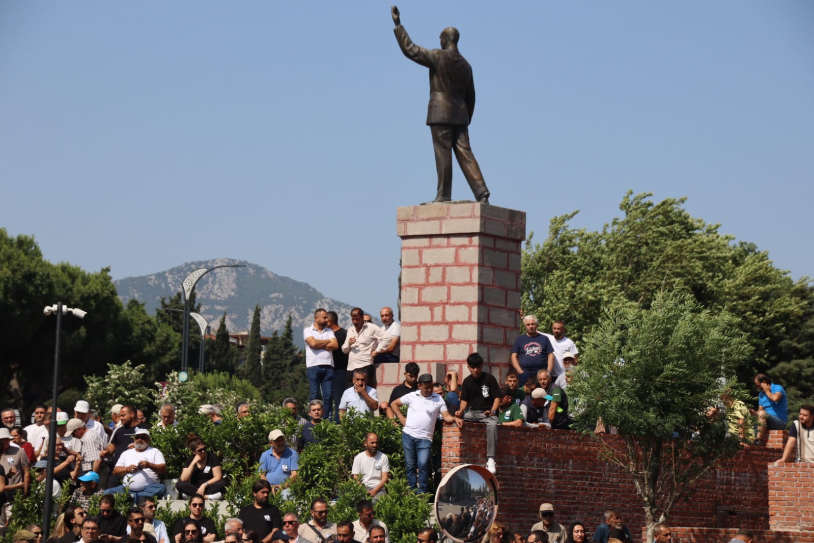 Manisa'da Hüzünlü Bekleyiş Ferdi Zeyrek’e Veda Töreni Için Toplanıldı (5)