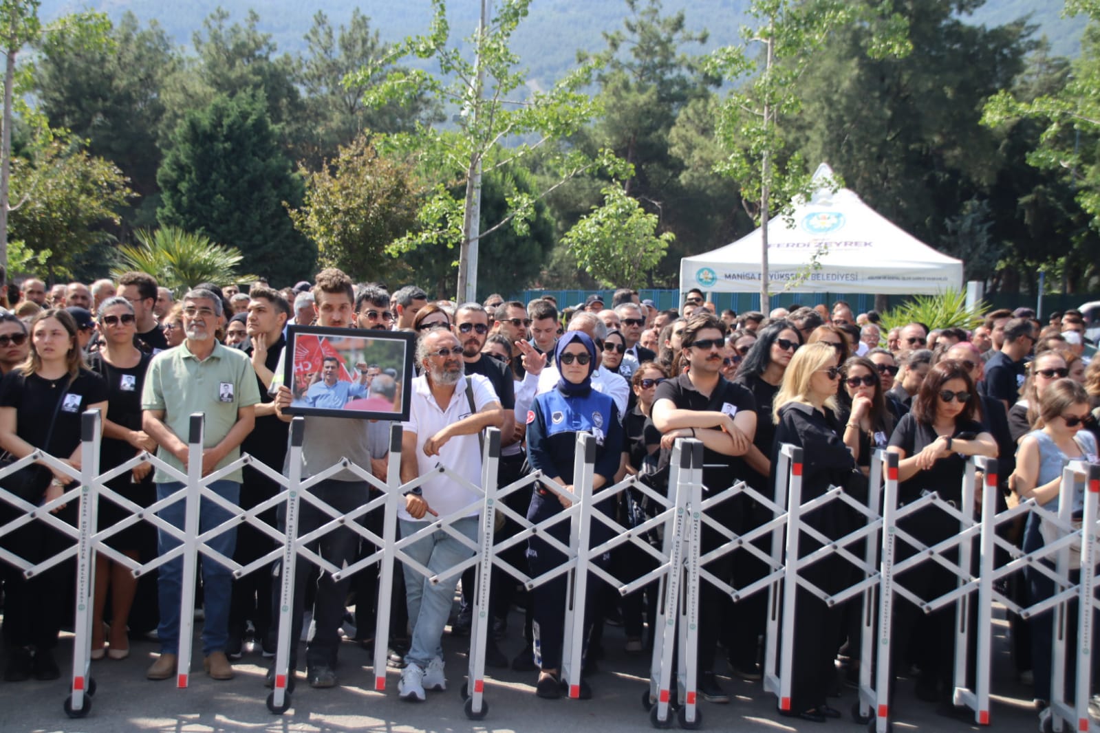 Manisa'da Hüzünlü Bekleyiş Ferdi Zeyrek’e Veda Töreni Için Toplanıldı (6)