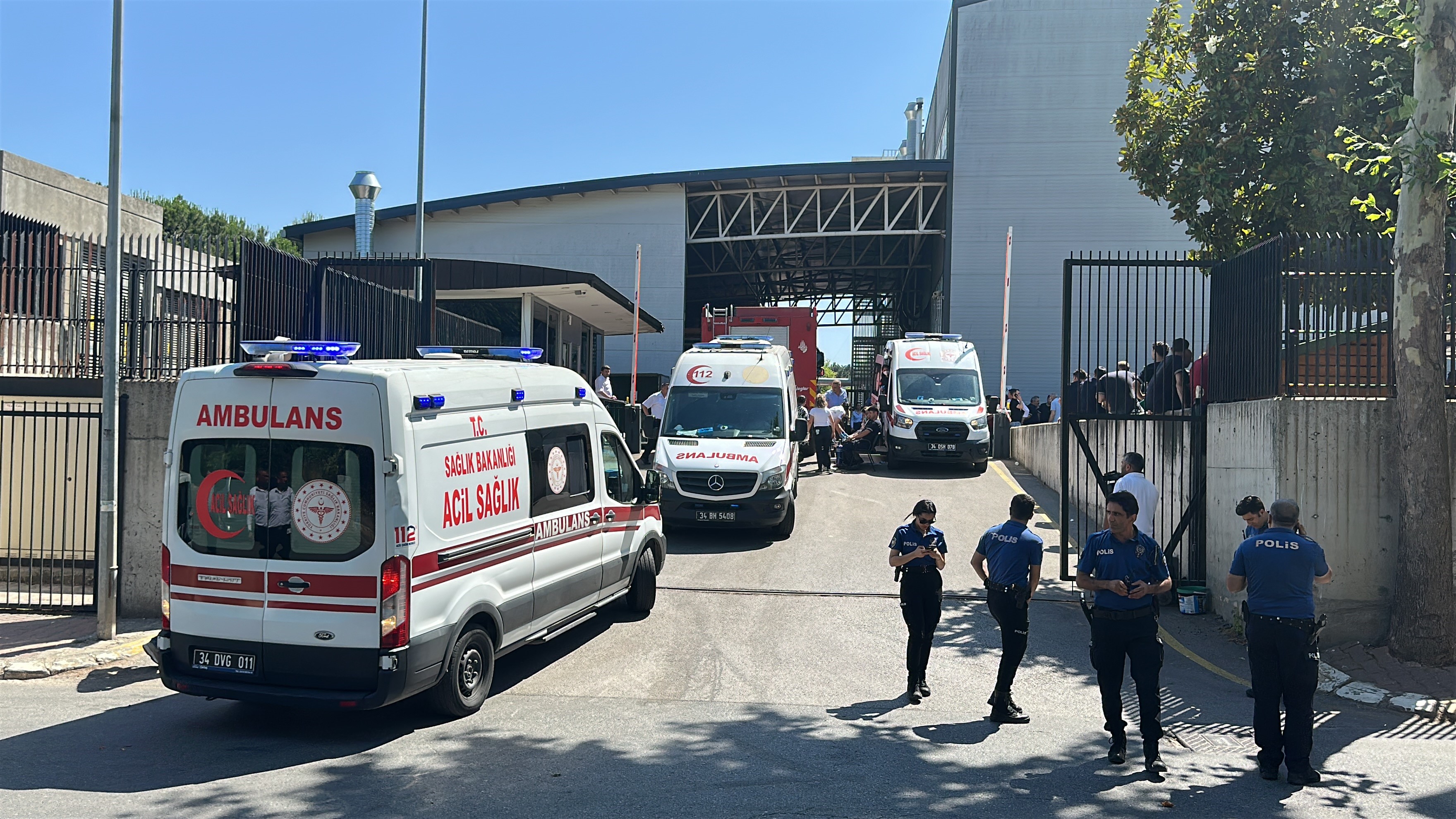 Motor Fabrikasında Yangın Çıktı 10 Işçi Dumandan Etkilendi (3)