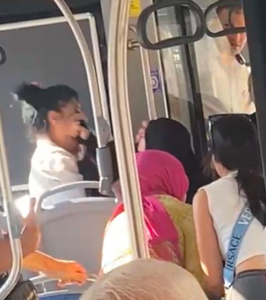 Otobüste Tesettürlü Kadına Hakaret Arbede Yaşandı (1)