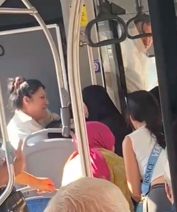 Otobüste Tesettürlü Kadına Hakaret Arbede Yaşandı (2)