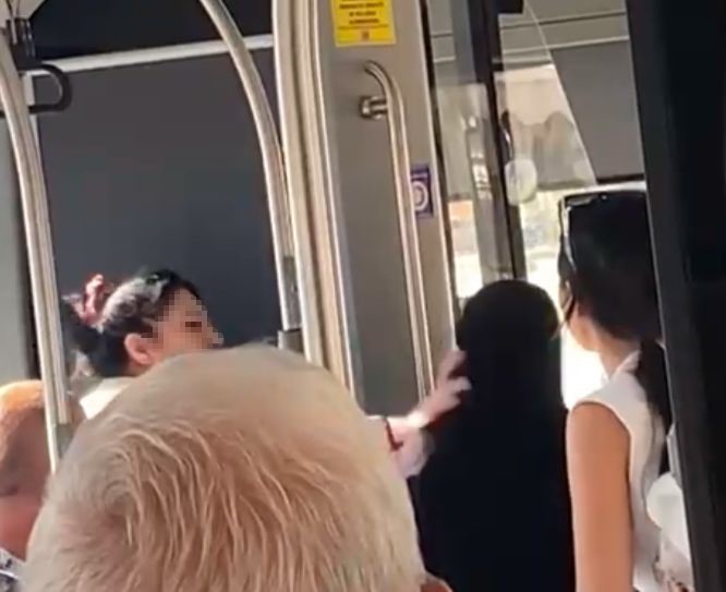 Otobüste Tesettürlü Kadına Hakaret Arbede Yaşandı (3)