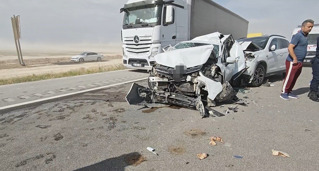 Aksaray'da Kum Fırtınası Nedeniyle Meydana Gelen Kazada 5 Araç Çarpıştı. Kazada Ilk Belirlemelere Göre 8 Kişi Yaralanırken, Aksaray Konya Karayolu Yaklaşık 1 Saat Trafiğe Kapandı (2)