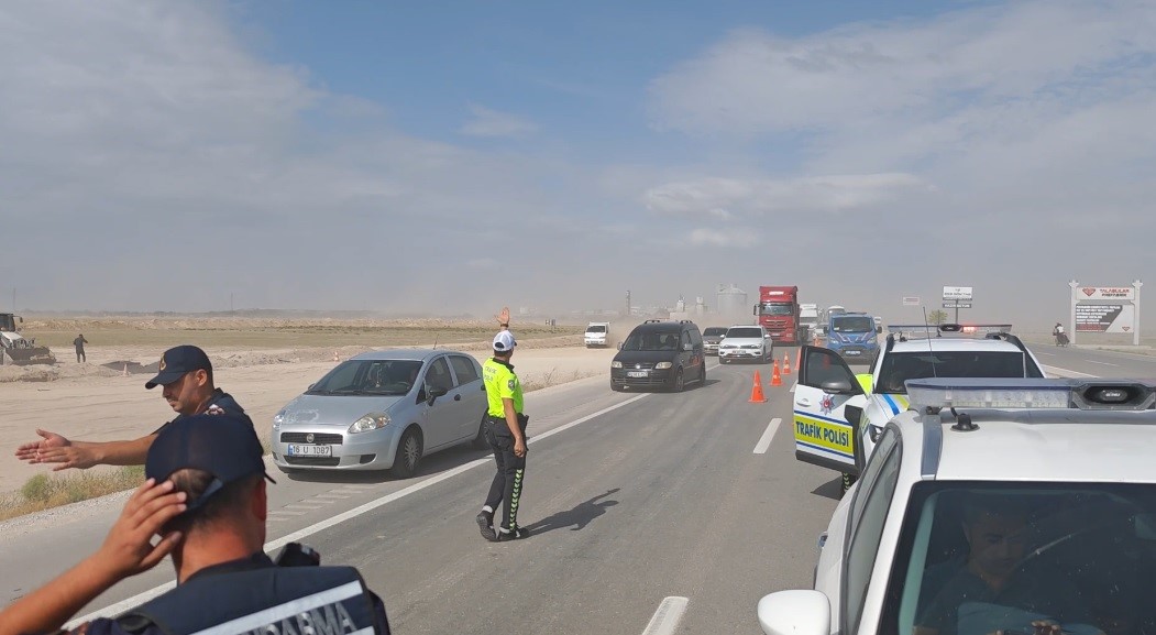 Aksaray'da Kum Fırtınası Nedeniyle Meydana Gelen Kazada 5 Araç Çarpıştı. Kazada Ilk Belirlemelere Göre 8 Kişi Yaralanırken, Aksaray Konya Karayolu Yaklaşık 1 Saat Trafiğe Kapandı (3)