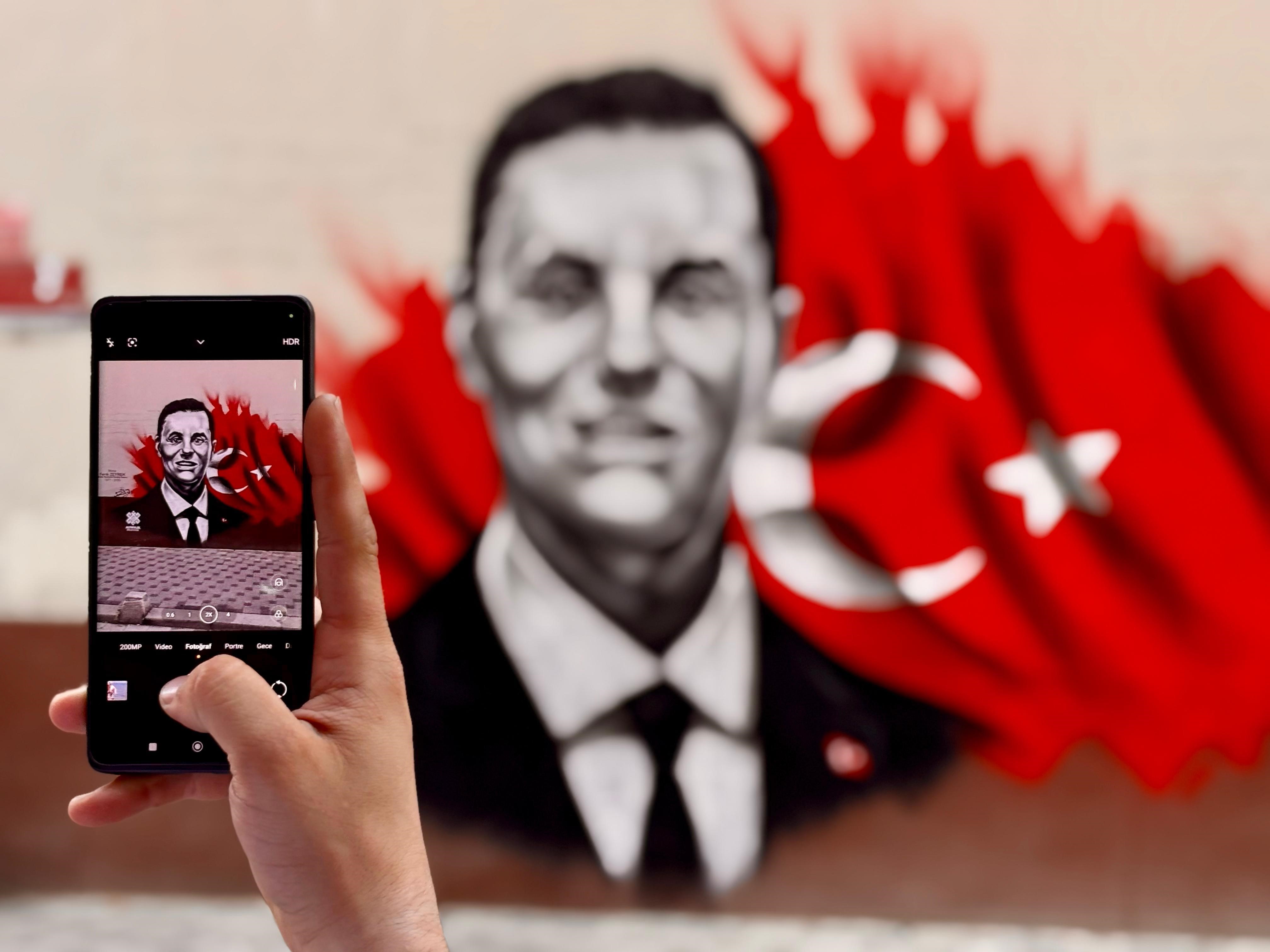 Balıkesir'de Ferdi Zeyrek’in Resmi Grafitiyle Okul Duvarına Işlendi (2)