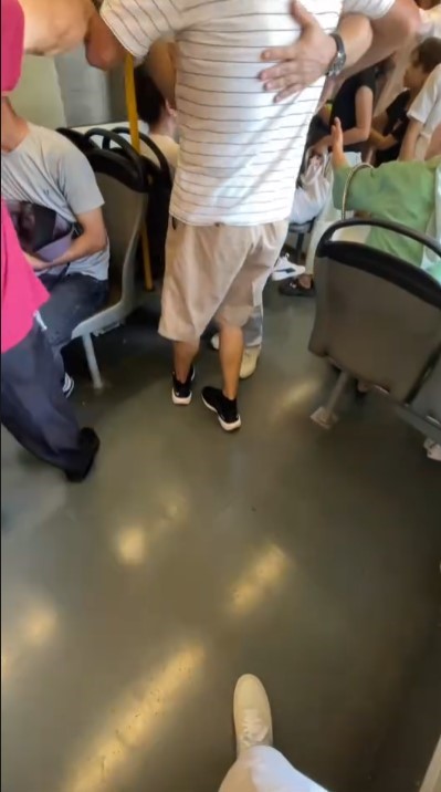 Böyle Kavga Görülmedi Metroda Süs Kavgası    (1)