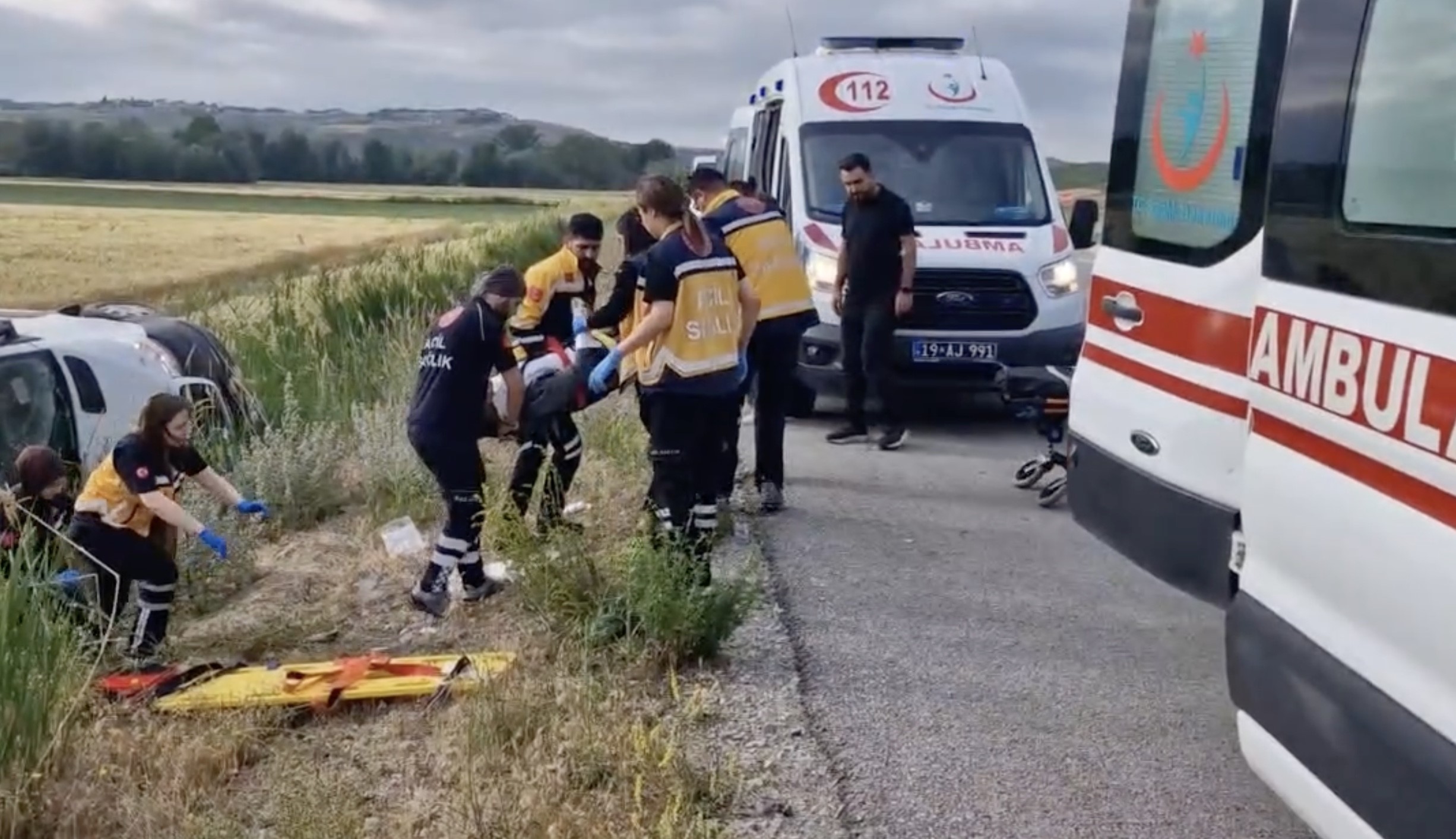 Düğün Dönüşü Minibüs Şarampole Devrildi 17 Yaralı (2)
