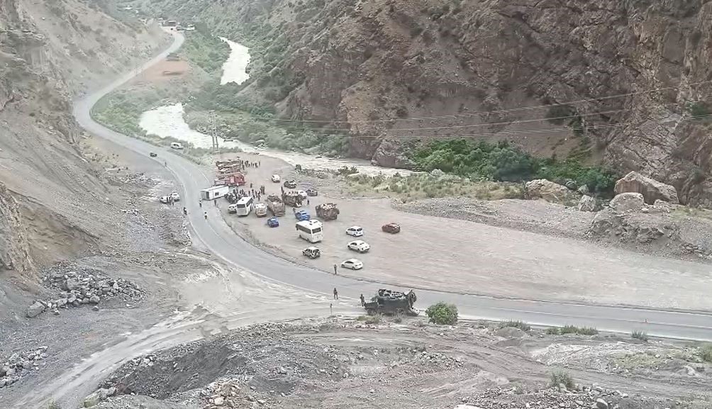 Hakkari'de Midibüs Devrildi, 6 Asker Yaralandı  (1)
