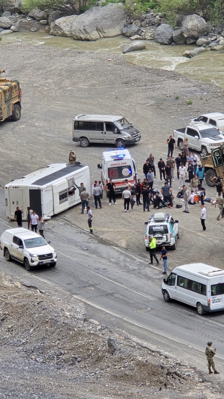 Hakkari'de Midibüs Devrildi, 6 Asker Yaralandı  (2)