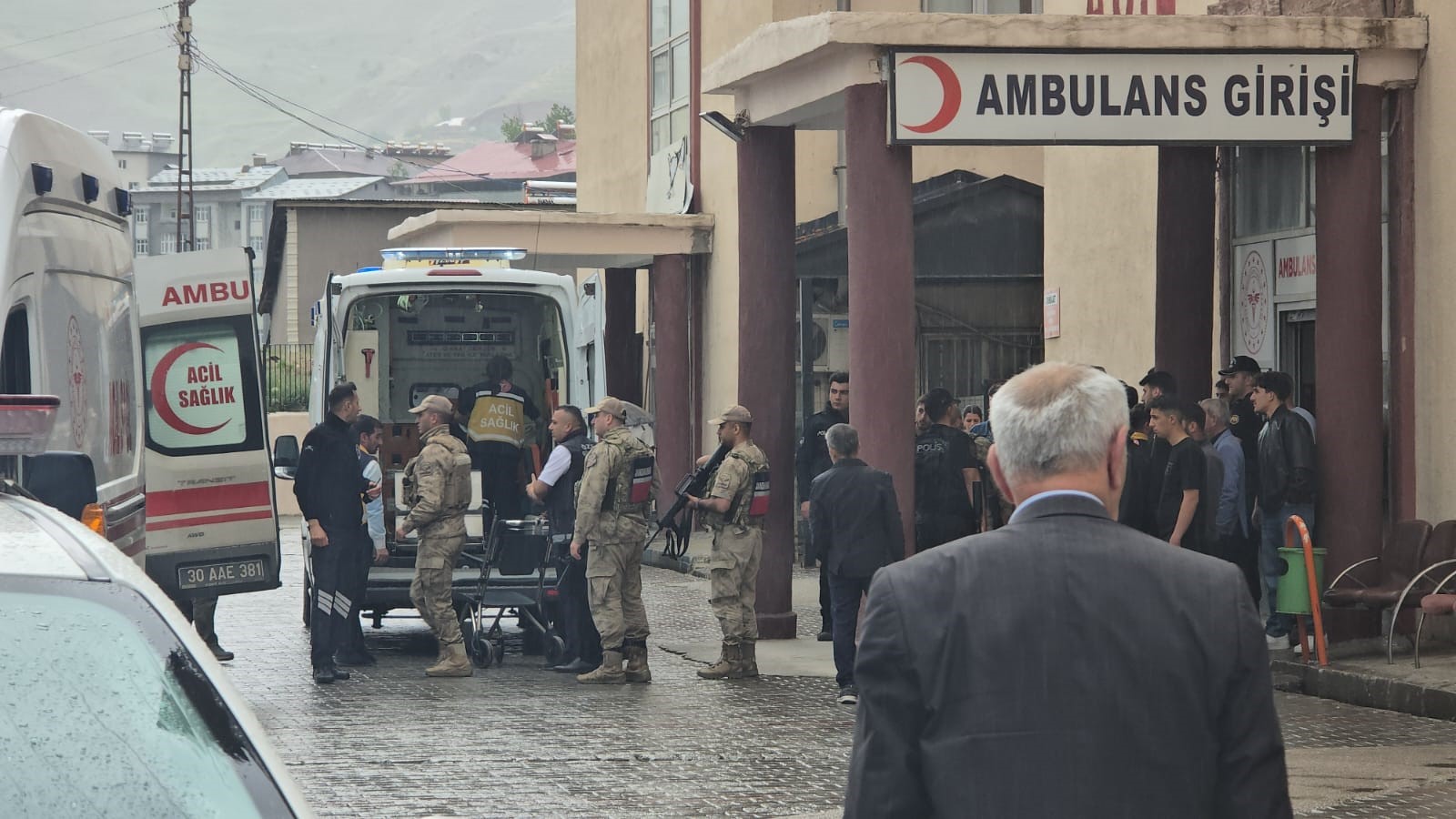 Hakkari'de Midibüs Devrildi, 6 Asker Yaralandı  (3)
