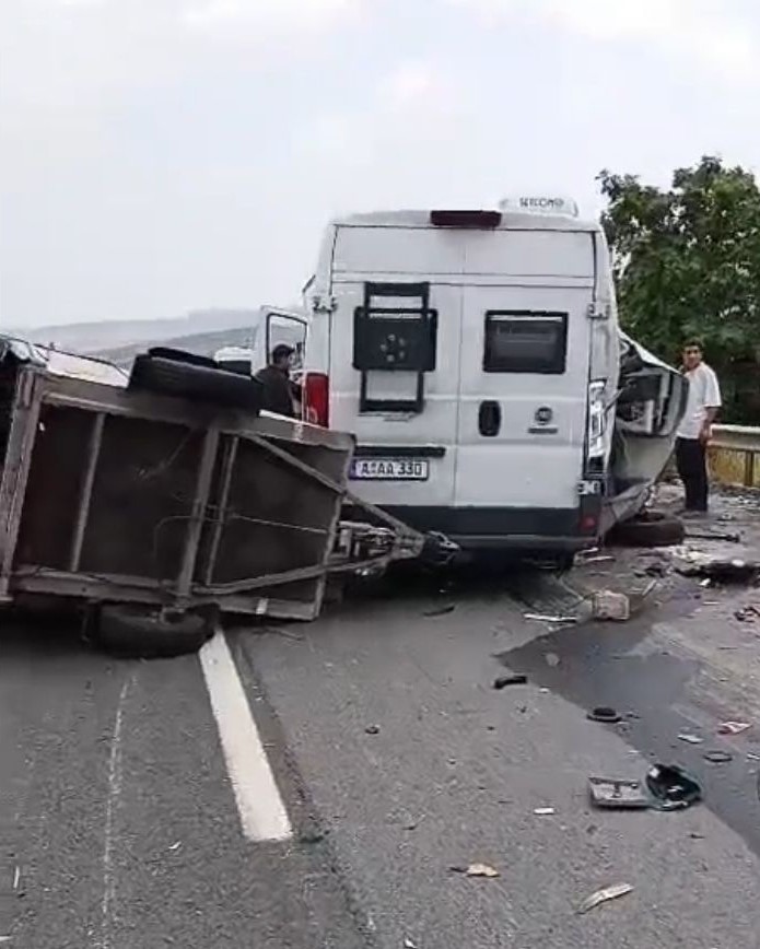 Karavan Minibüs Kamyonete Çarptı 1 Ölü, 1 Yaralı (1)