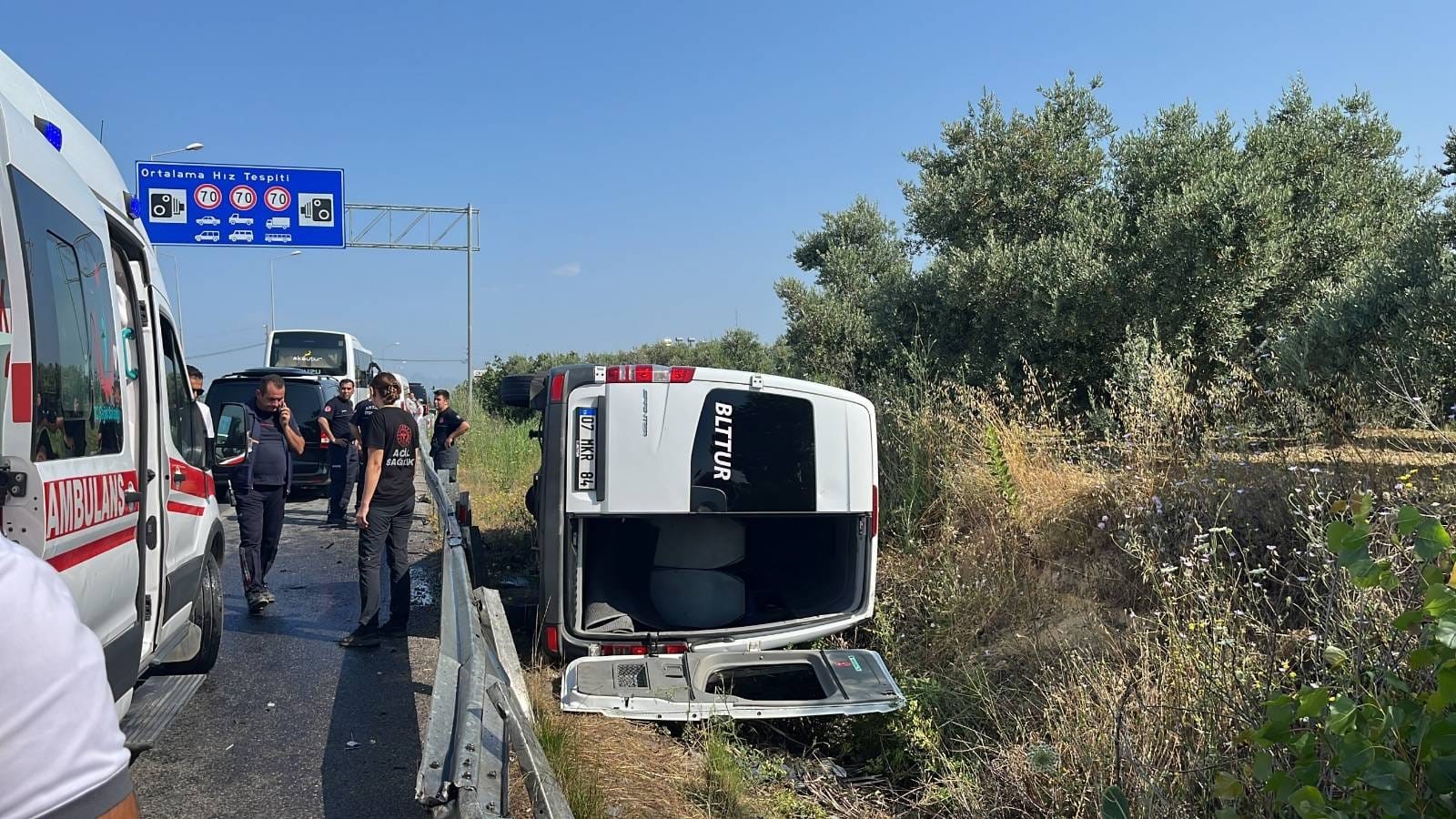 Kontrolden Çıkan Minibüs Devrildi, 6 Turist Ve Sürücü Yaralandı (1)