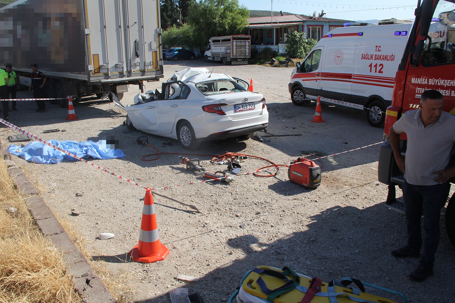 Kula’da Feci Kaza Baba Ve 3 Çocuğu Hayatını Kaybetti (1)-1