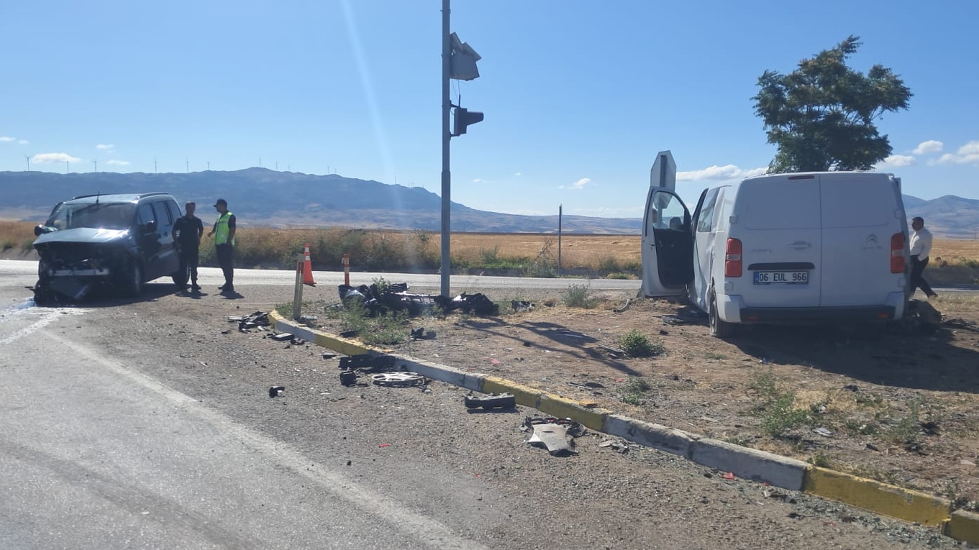 Minibüs Ile Hafif Ticari Araç Çarpıştı 6 Yaralı (2)