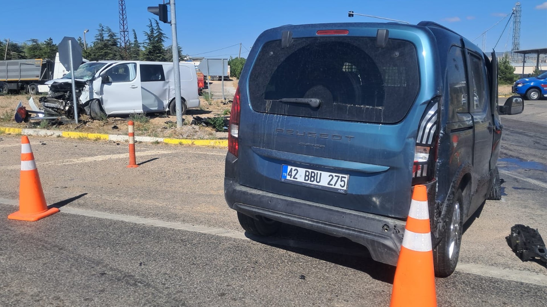 Minibüs Ile Hafif Ticari Araç Çarpıştı 6 Yaralı (3)