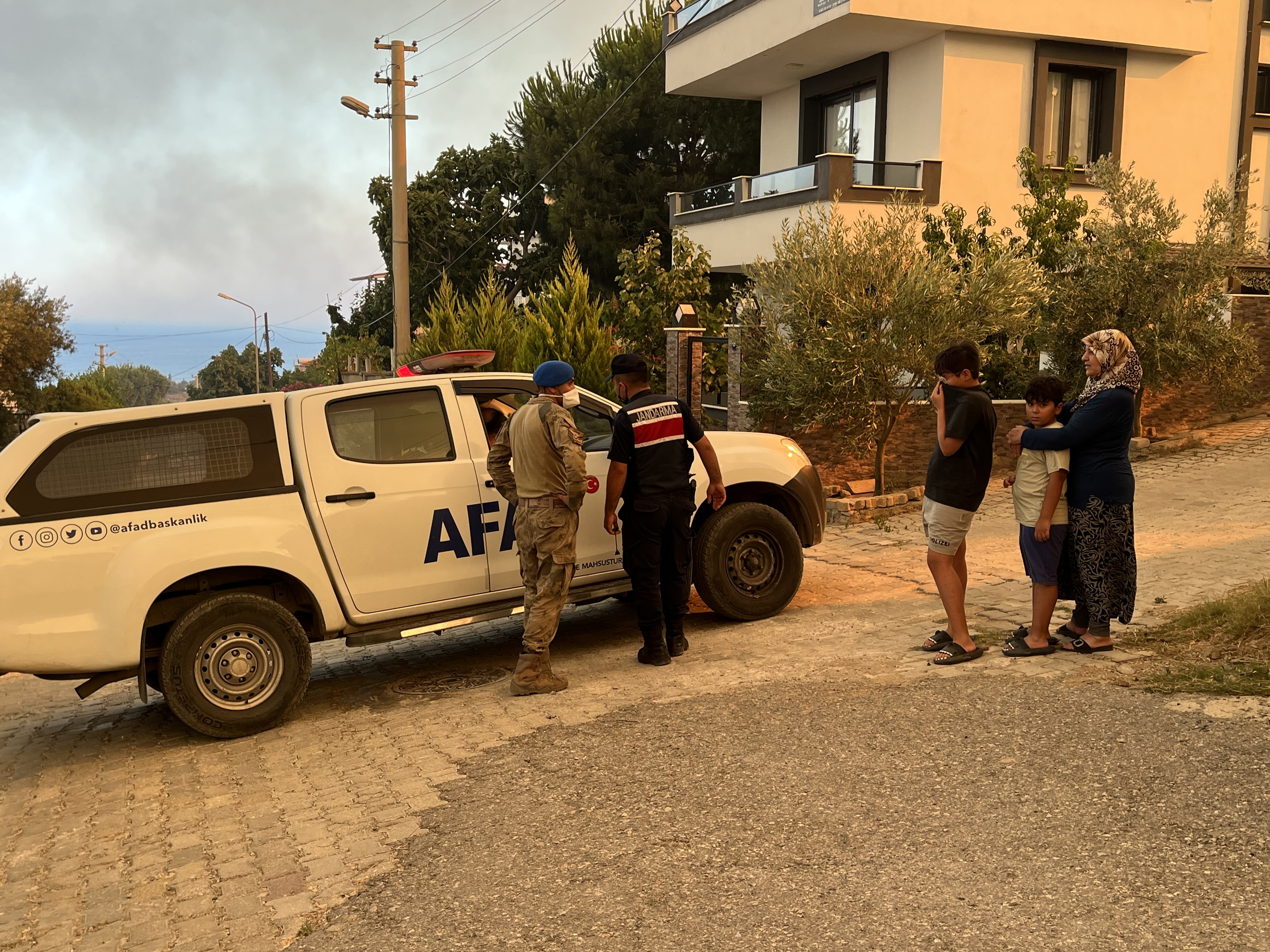 Seferihisar'da Alevlerin Yaklaştığı Mahalle Tahliye Ediliyor (2)