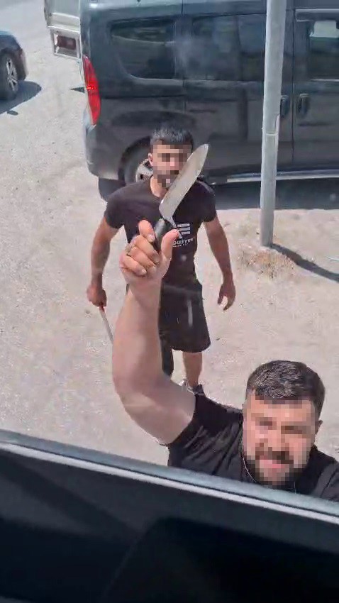 Yol Verme Tartışmasında Satırla Saldırdı (2)
