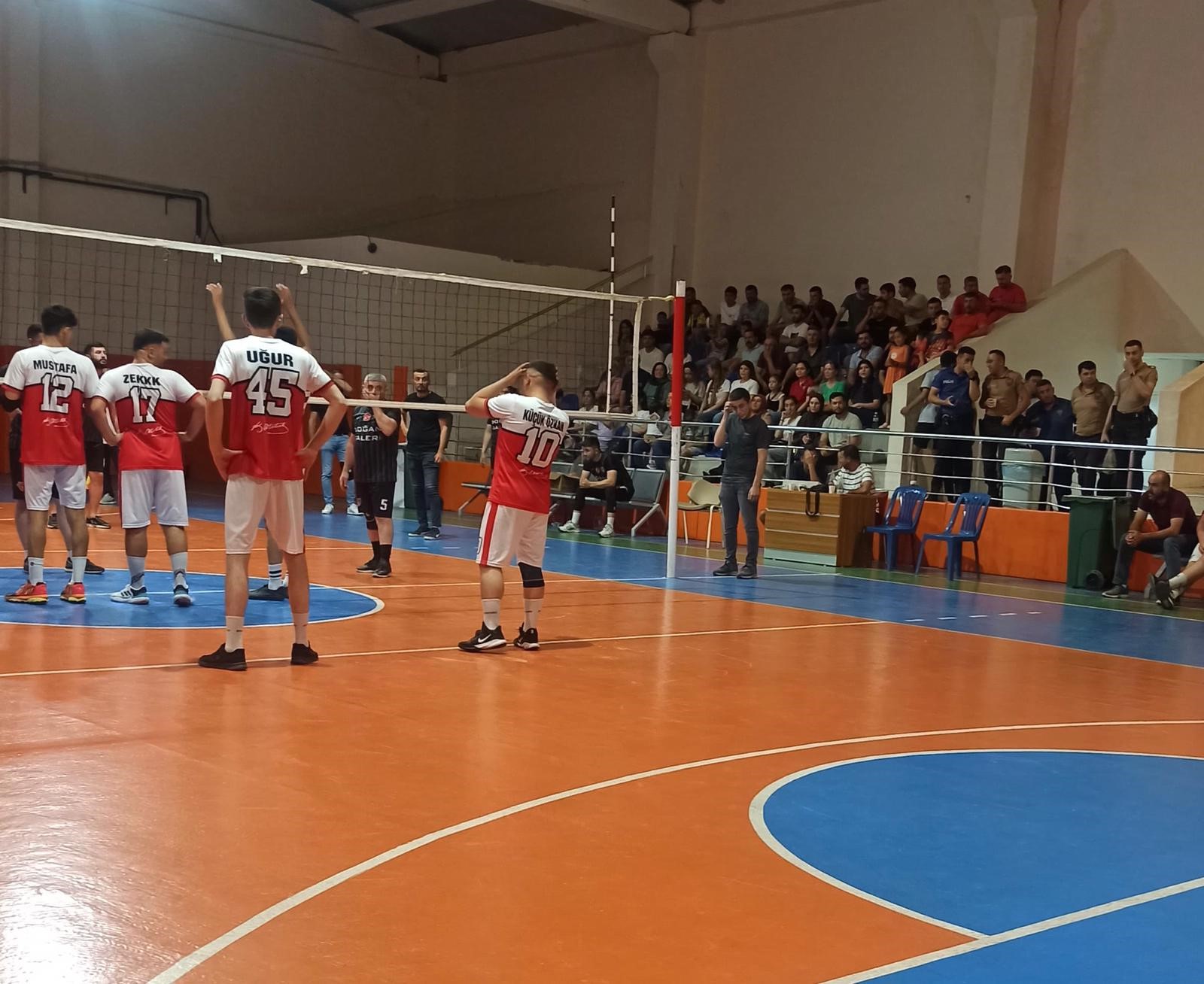 Voleybol Maçı Öncesi Ferdi Zeyrek Anıldı (2)