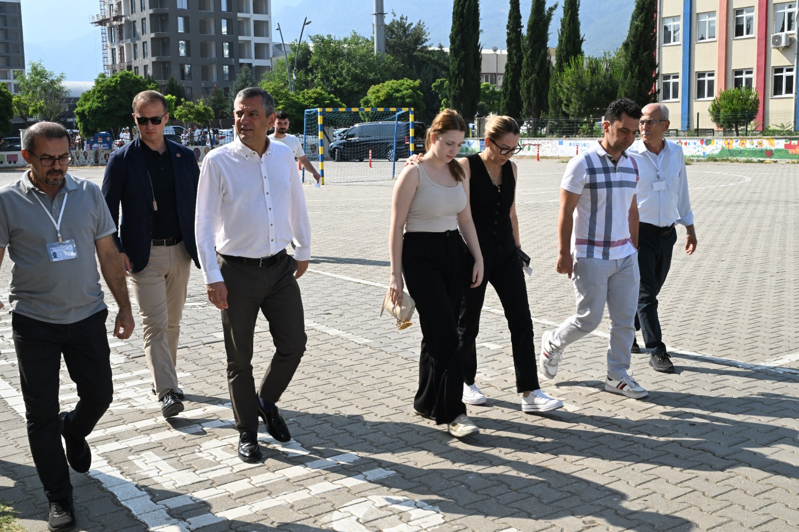 Beni Babam Götürecekti Demişti… Özgür Özel Sözünü Tuttu, Nehir’i Sınava O Götürdü (2)