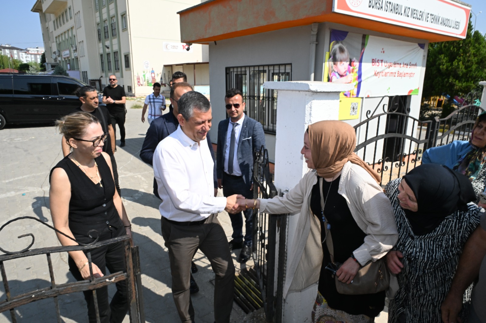 Beni Babam Götürecekti Demişti… Özgür Özel Sözünü Tuttu, Nehir’i Sınava O Götürdü (5)