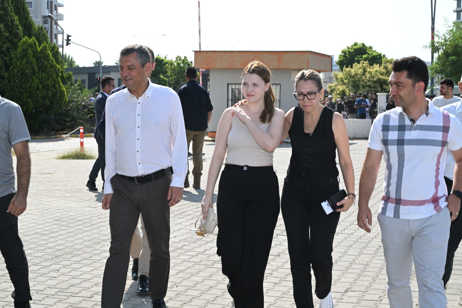 Beni Babam Götürecekti Demişti… Özgür Özel Sözünü Tuttu, Nehir’i Sınava O Götürdü (6)
