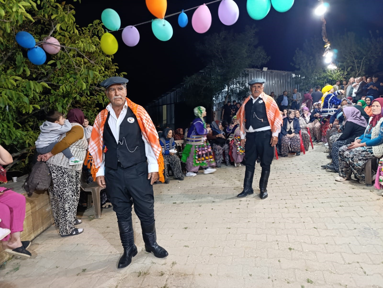 Gördes’te Yörüklerin Geleneksel Düğünü Renkli Görüntülere Sahne Oldu (3)