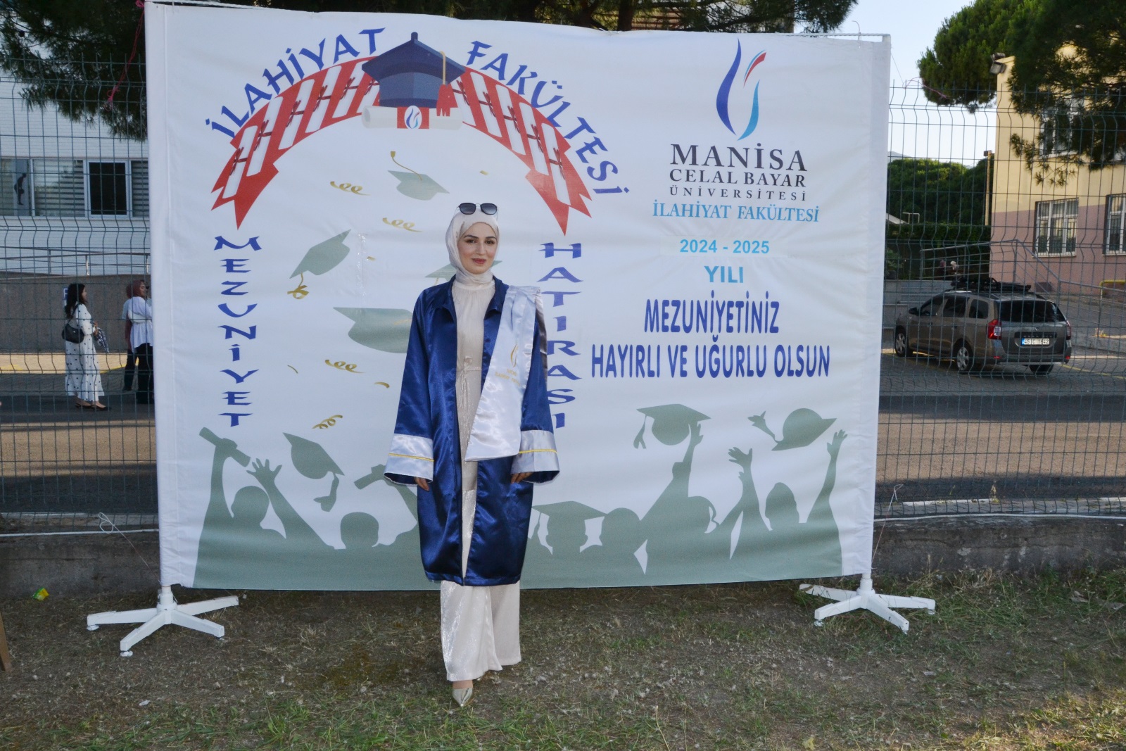 Manisa Cbü İlahiyat Fakültesi’nde Mezuniyet Coşkusu 74 Öğrenci Kep Attı (5)