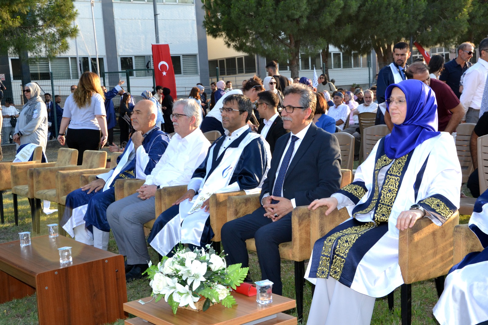 Manisa Cbü İlahiyat Fakültesi’nde Mezuniyet Coşkusu 74 Öğrenci Kep Attı (6)