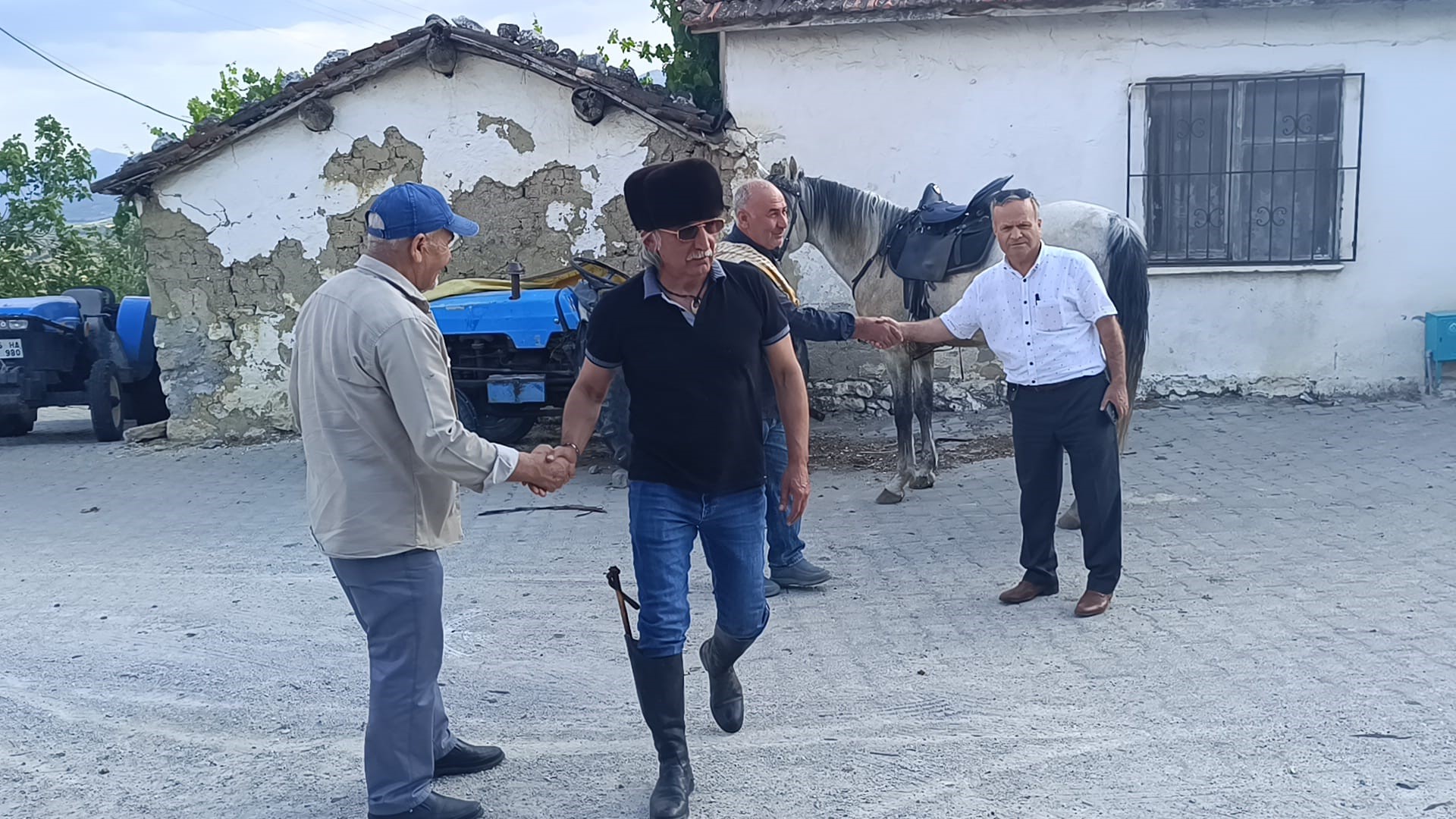 Manisa’da Makam Aracı Değil, Makam Atı Kaymakam At Sırtında Halkın Arasında! (1)-1