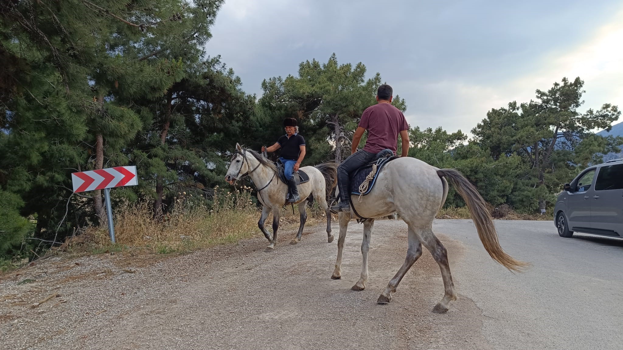 Manisa’da Makam Aracı Değil, Makam Atı Kaymakam At Sırtında Halkın Arasında! (2)