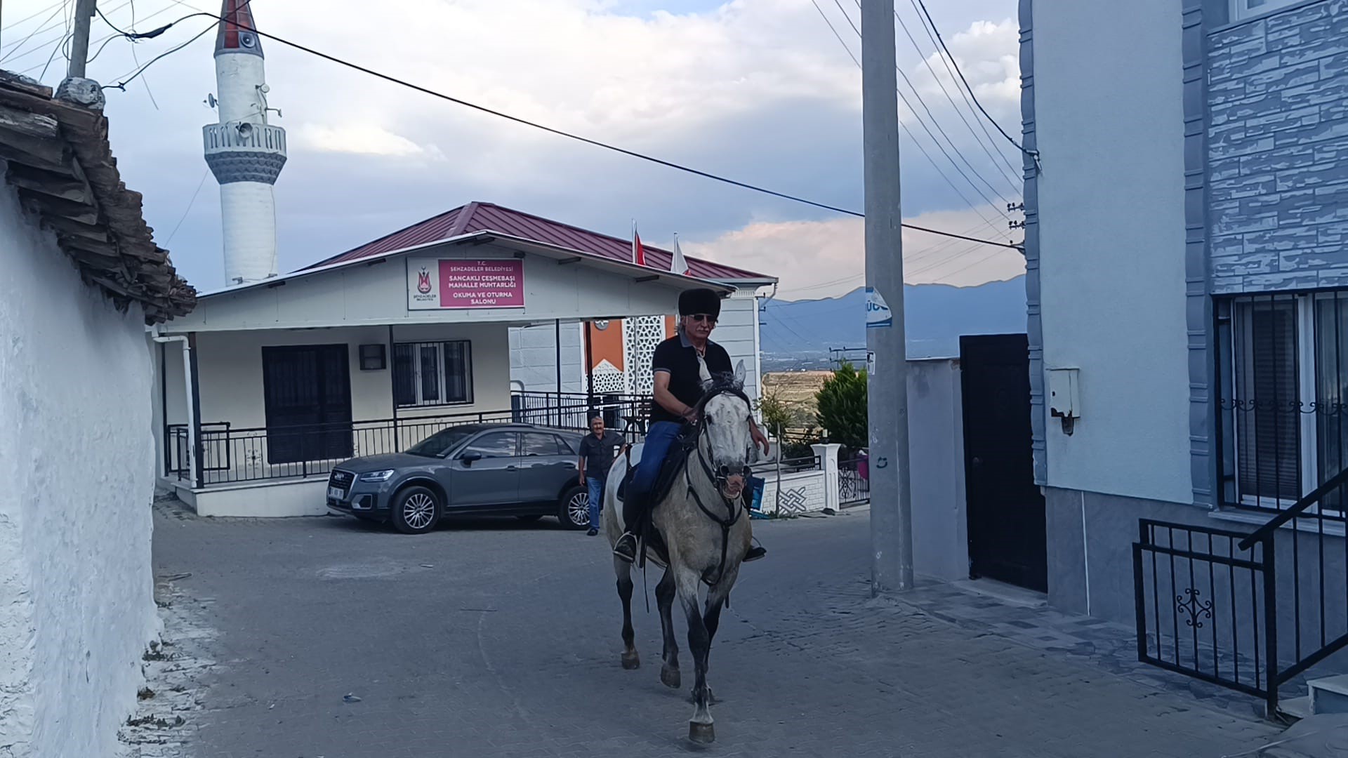 Manisa’da Makam Aracı Değil, Makam Atı Kaymakam At Sırtında Halkın Arasında! (3)