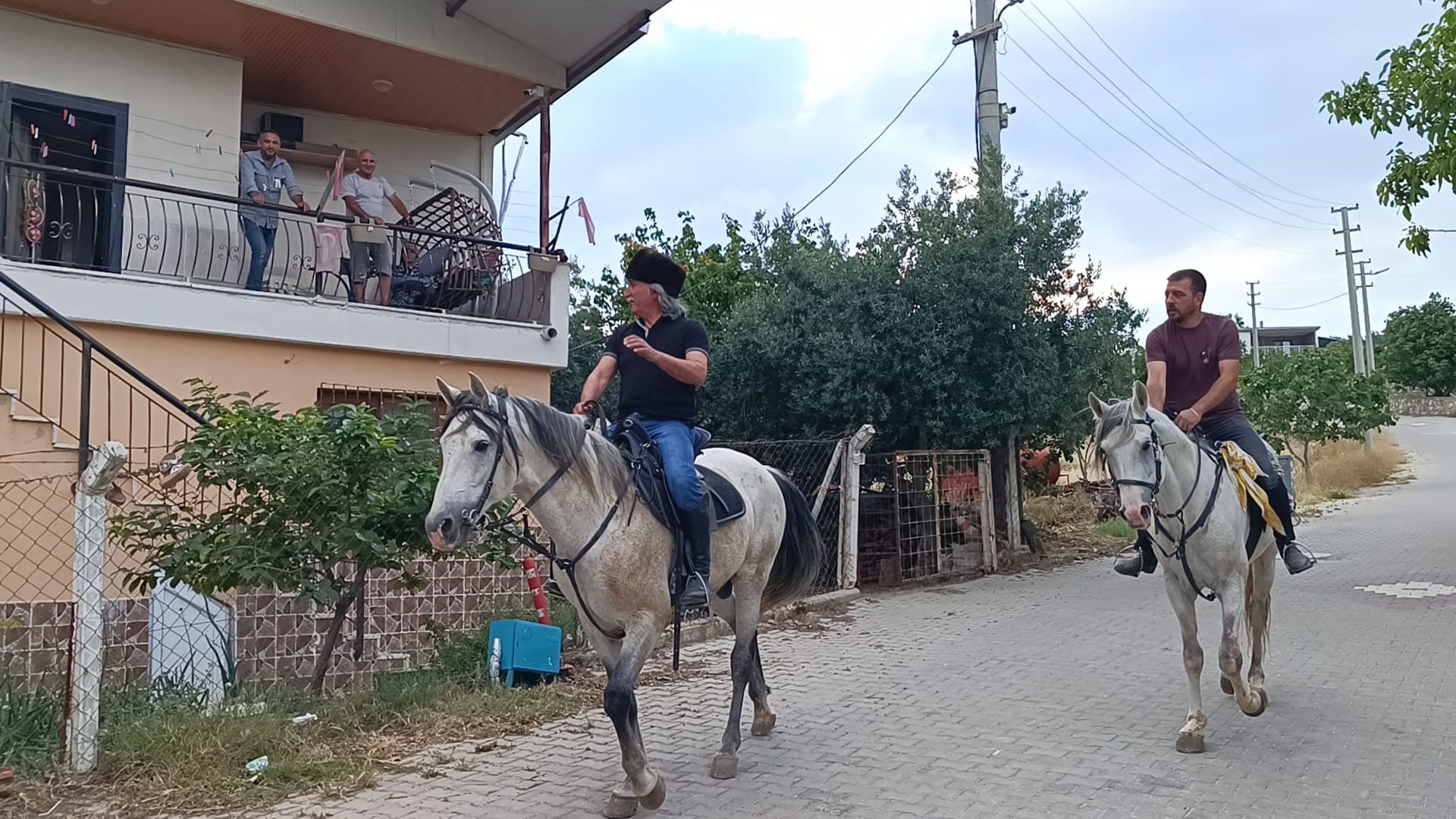 Manisa’da Makam Aracı Değil, Makam Atı Kaymakam At Sırtında Halkın Arasında! (5)