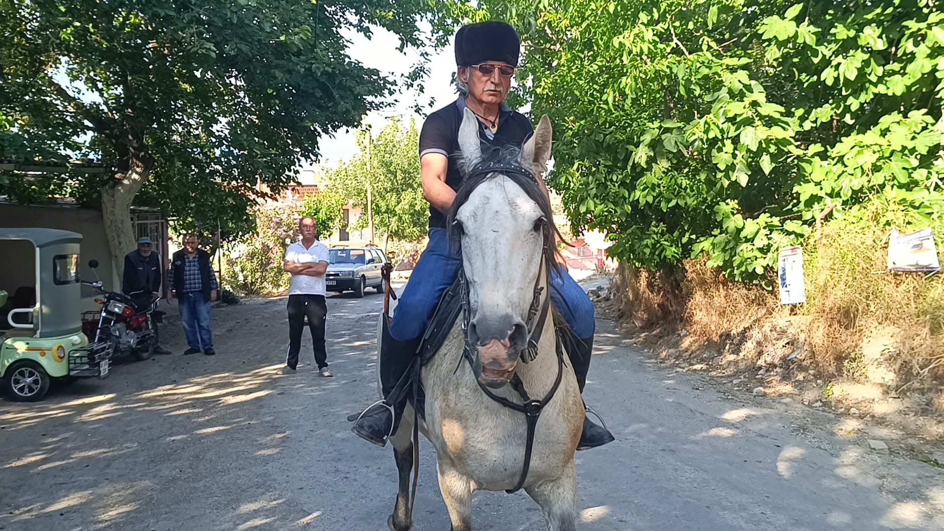 Manisa’da Makam Aracı Değil, Makam Atı Kaymakam At Sırtında Halkın Arasında! (8)