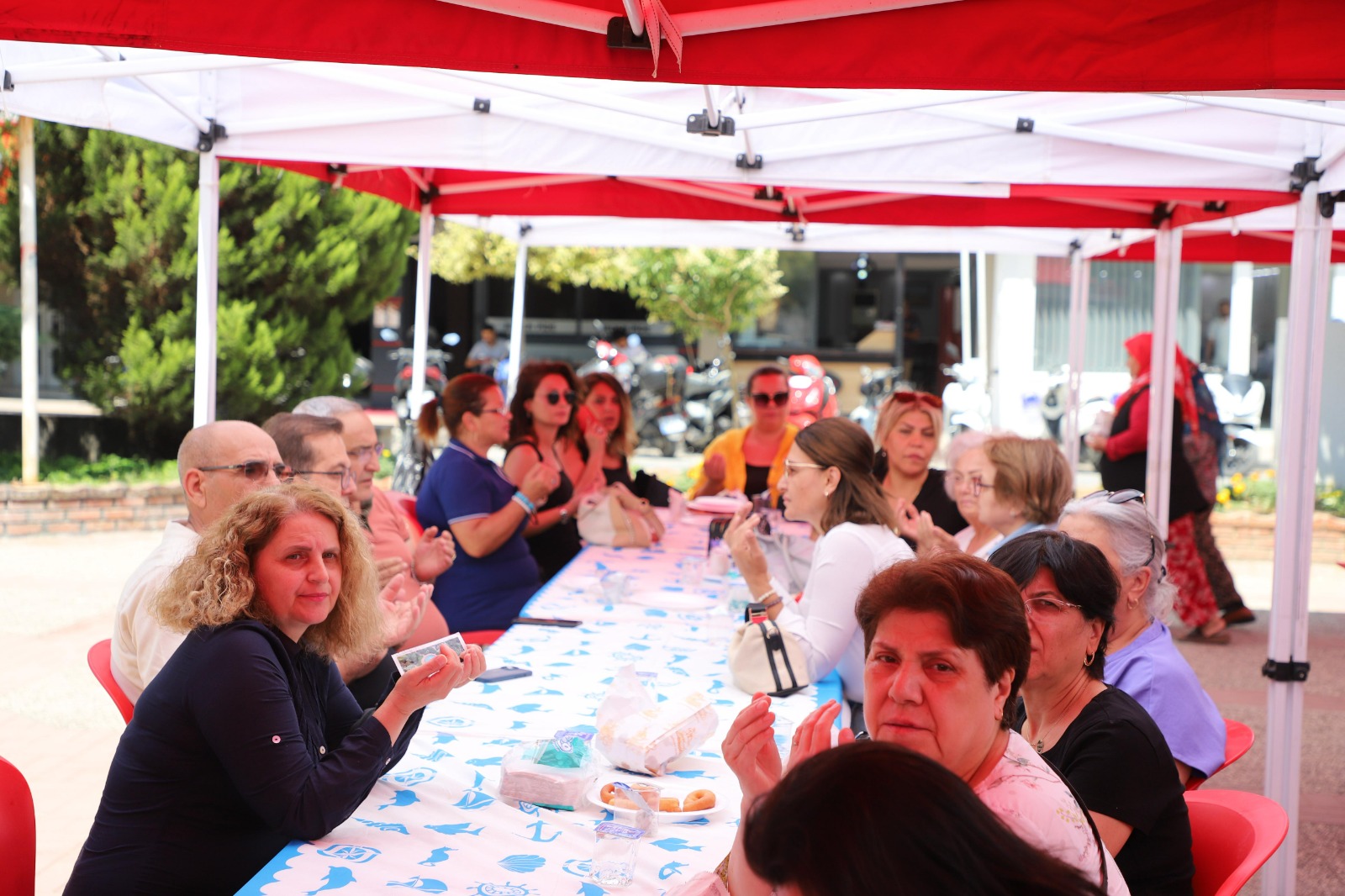Turgutlu’da Ferdi Zeyrek’e Vefa Lokmalar Dualarla Dağıtıldı (1)