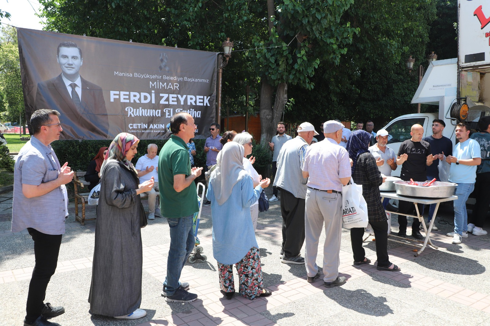 Turgutlu’da Ferdi Zeyrek’e Vefa Lokmalar Dualarla Dağıtıldı (3)