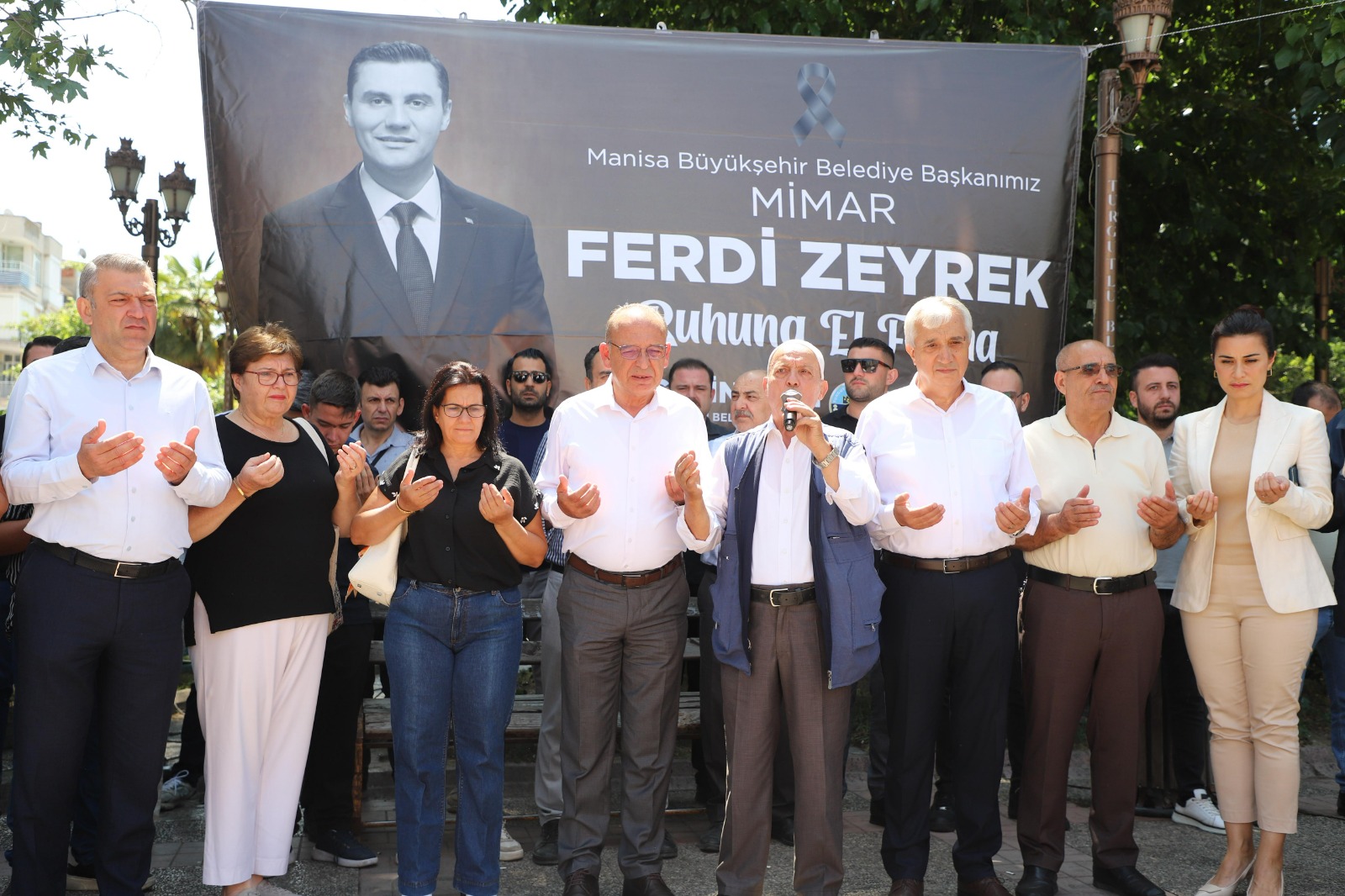 Turgutlu’da Ferdi Zeyrek’e Vefa Lokmalar Dualarla Dağıtıldı (4)