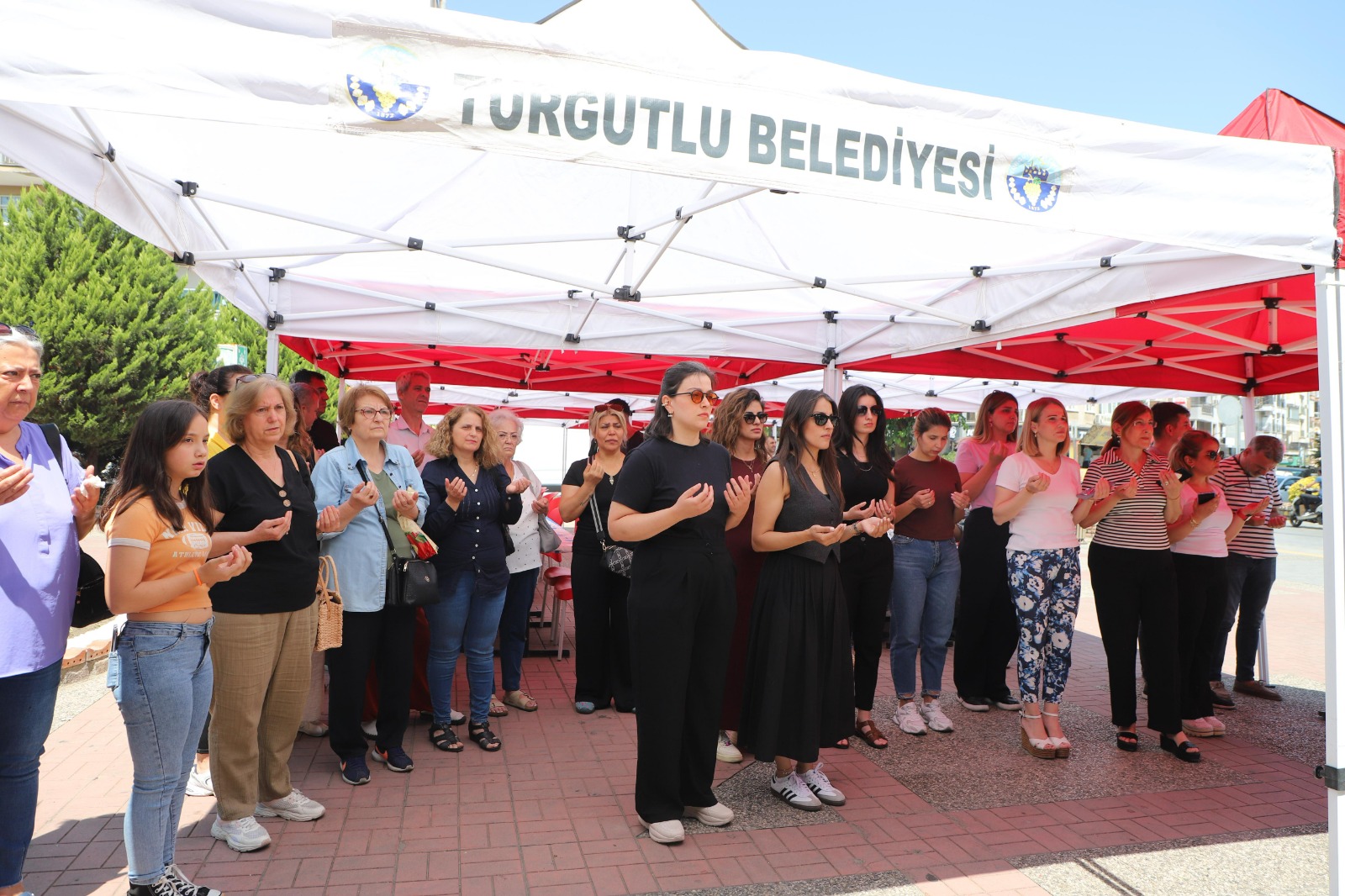 Turgutlu’da Ferdi Zeyrek’e Vefa Lokmalar Dualarla Dağıtıldı (6)