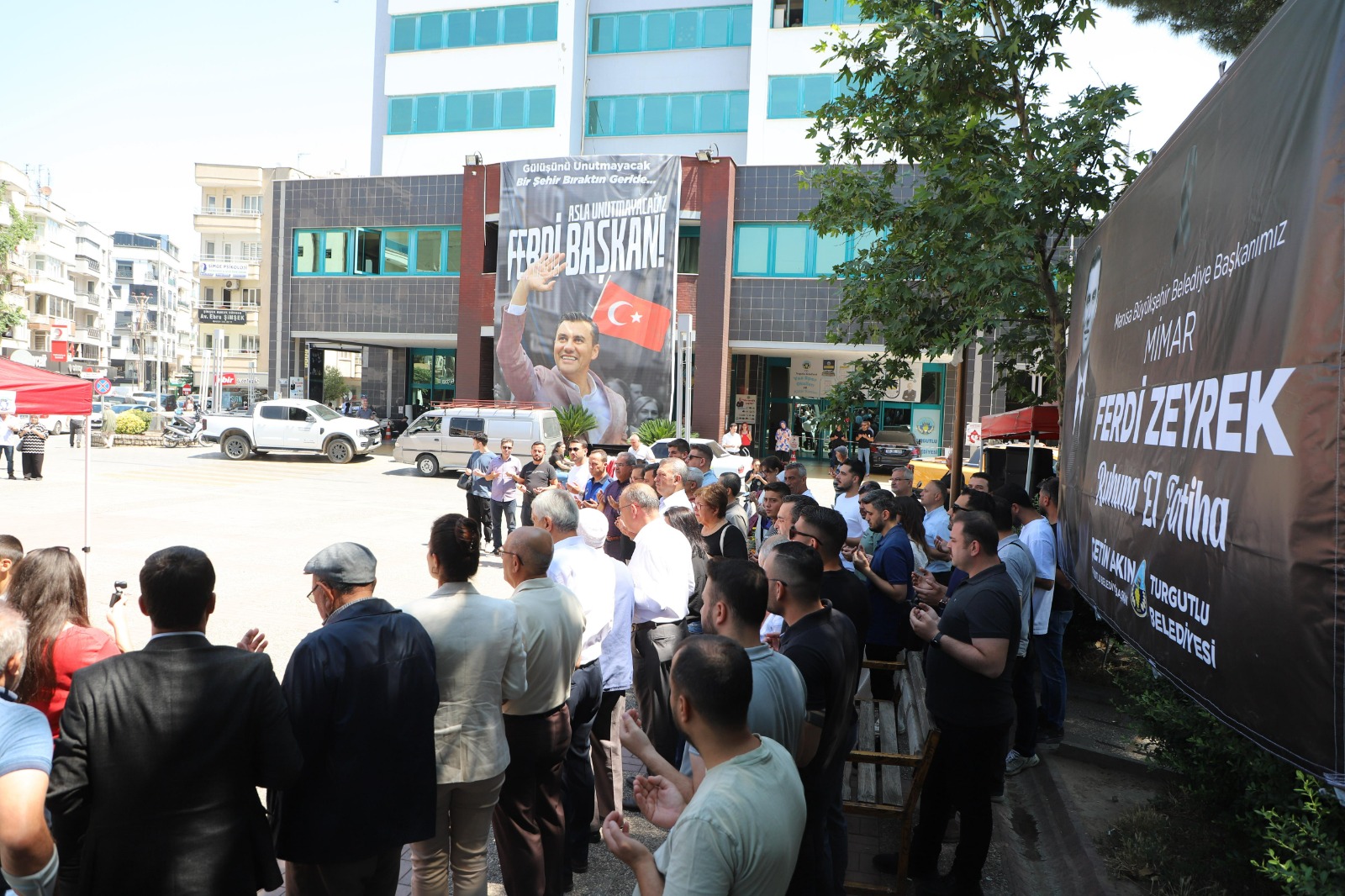 Turgutlu’da Ferdi Zeyrek’e Vefa Lokmalar Dualarla Dağıtıldı (7)